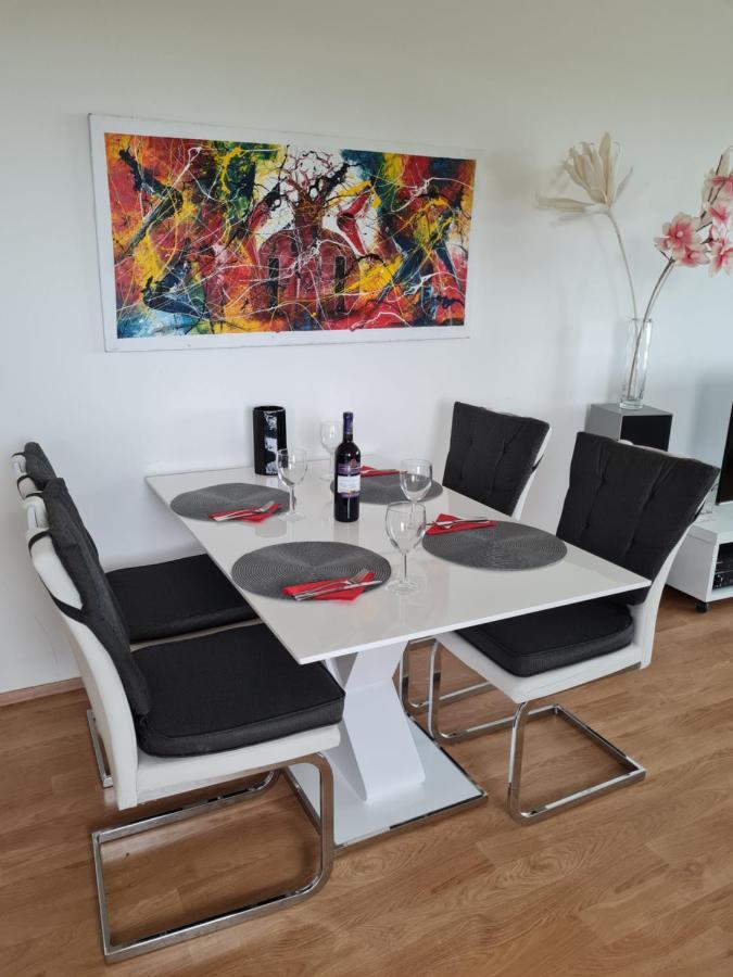 Prostorny 3 Pokojovy Apartman S Dvema Terasami Praga Exterior foto