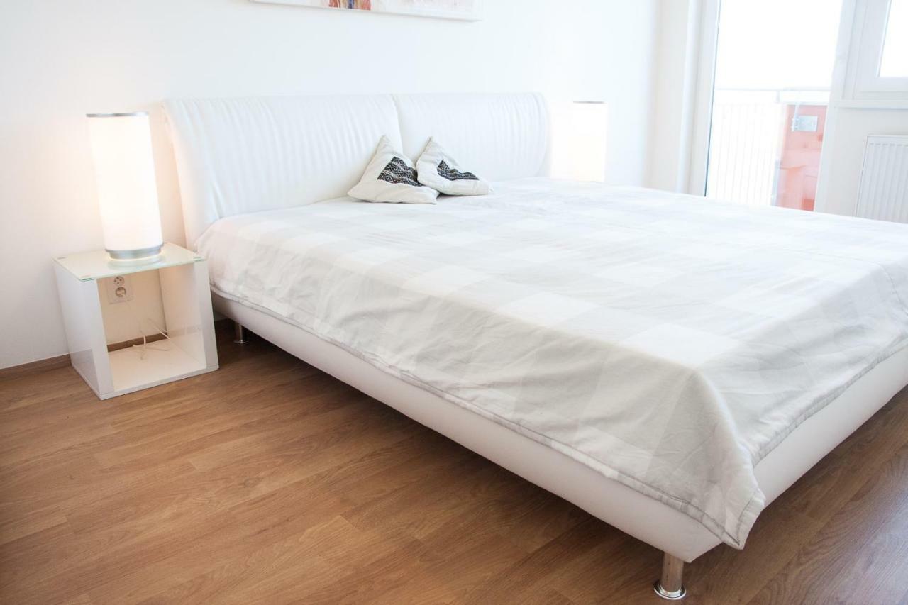 Prostorny 3 Pokojovy Apartman S Dvema Terasami Praga Exterior foto