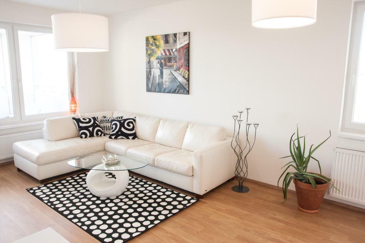 Prostorny 3 Pokojovy Apartman S Dvema Terasami Praga Exterior foto